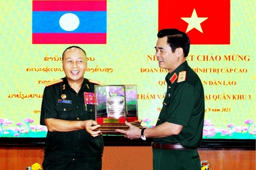  Đoàn đại biểu chính trị cấp cao Quân đội Lào thăm Quân khu 3